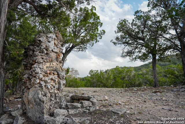 Listing photo id 26 for 3939 Bear Springs