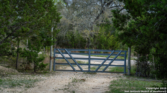Listing photo id 34 for 3939 Bear Springs