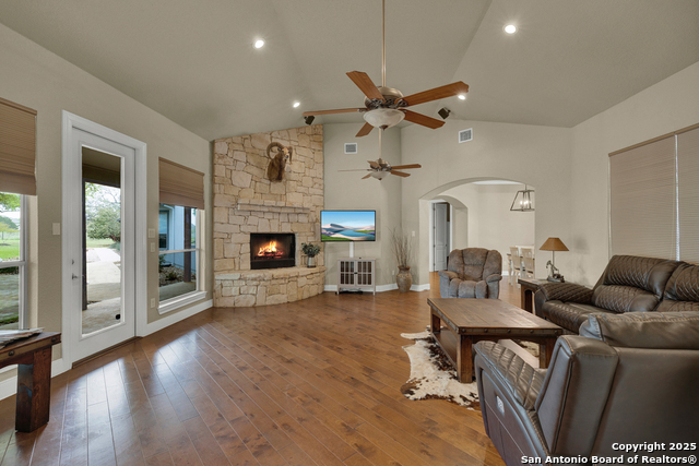 Image 11 of 39 For 10319 Oak Forest