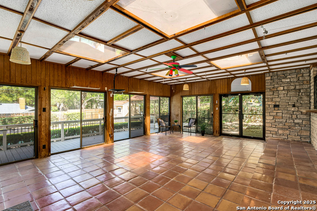 Listing photo id 10 for 1311 Wiltshire