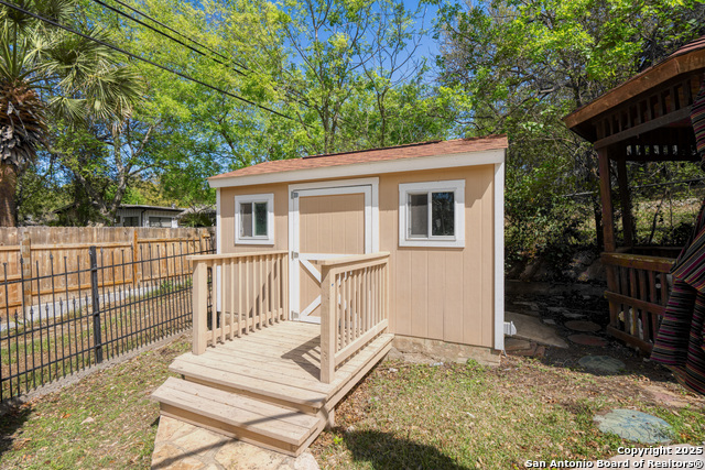 Listing photo id 14 for 1311 Wiltshire