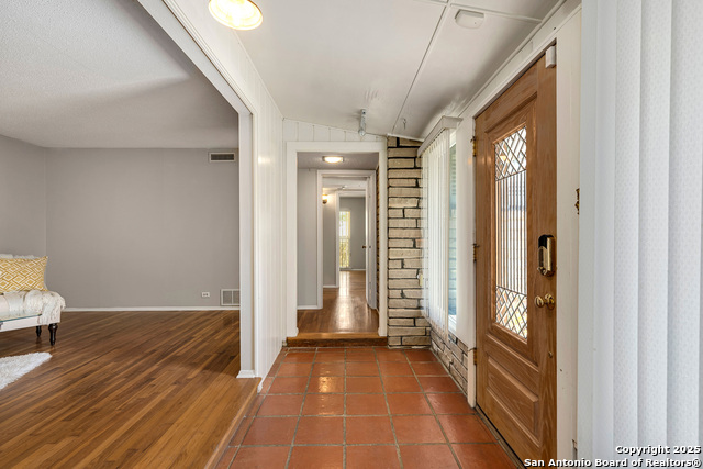 Listing photo id 0 for 1311 Wiltshire