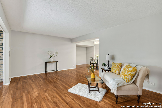 Listing photo id 1 for 1311 Wiltshire