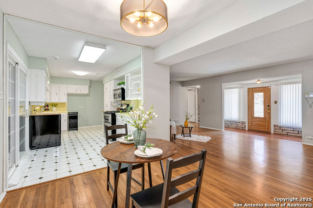 Listing photo id 2 for 1311 Wiltshire