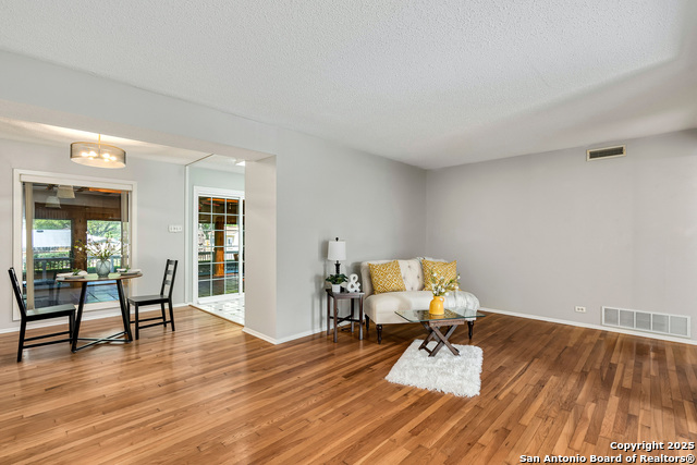 Listing photo id 3 for 1311 Wiltshire