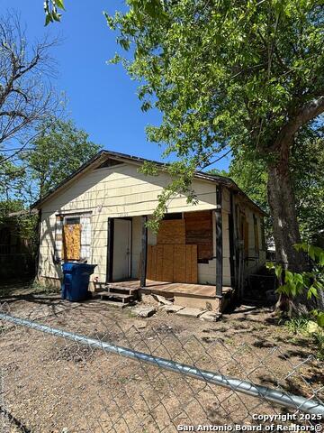 Listing photo id 0 for 2039 Lyons