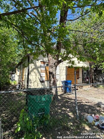 Listing photo id 1 for 2039 Lyons