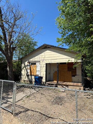 Listing photo id 2 for 2039 Lyons