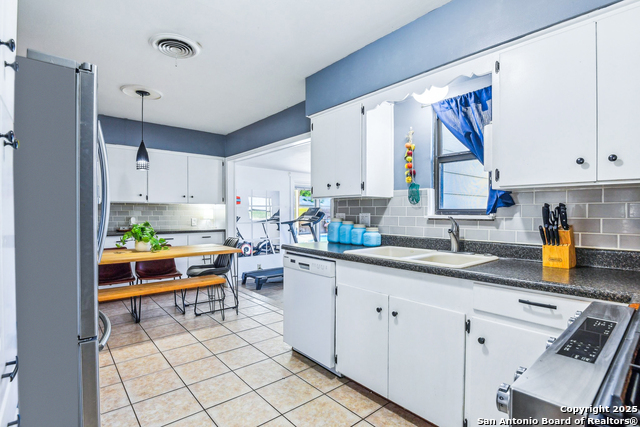 Listing photo id 14 for 270 Goodhue Ave