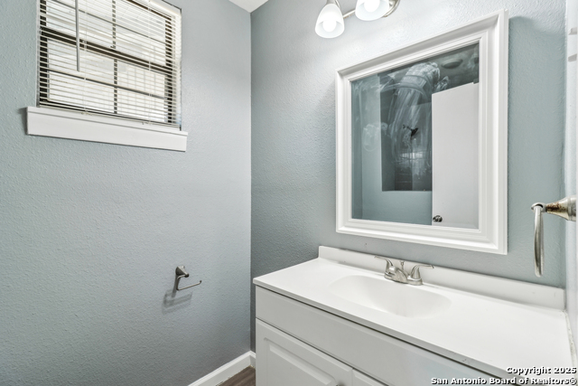 Listing photo id 13 for 2415 Spicewood