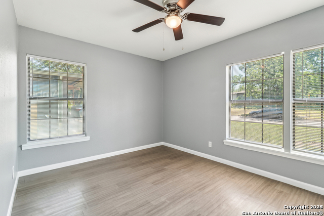 Listing photo id 15 for 2415 Spicewood