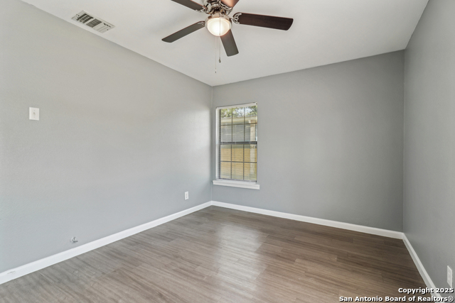 Listing photo id 16 for 2415 Spicewood