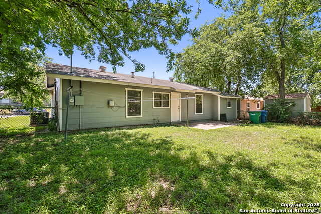 Listing photo id 24 for 2415 Spicewood