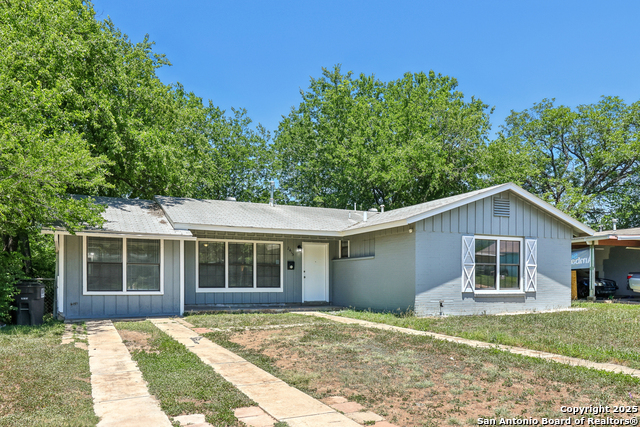 Listing photo id 1 for 2415 Spicewood