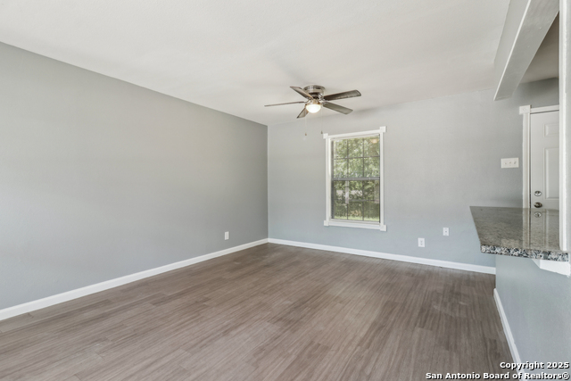 Listing photo id 3 for 2415 Spicewood