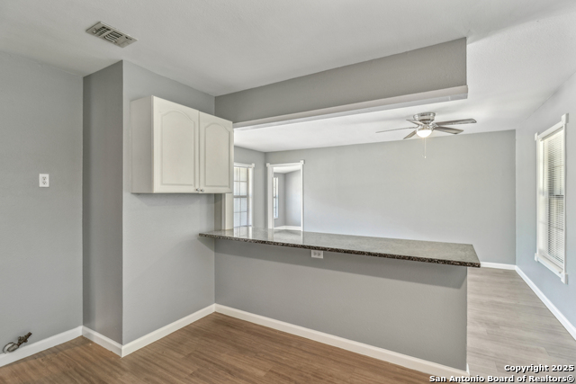 Listing photo id 5 for 2415 Spicewood
