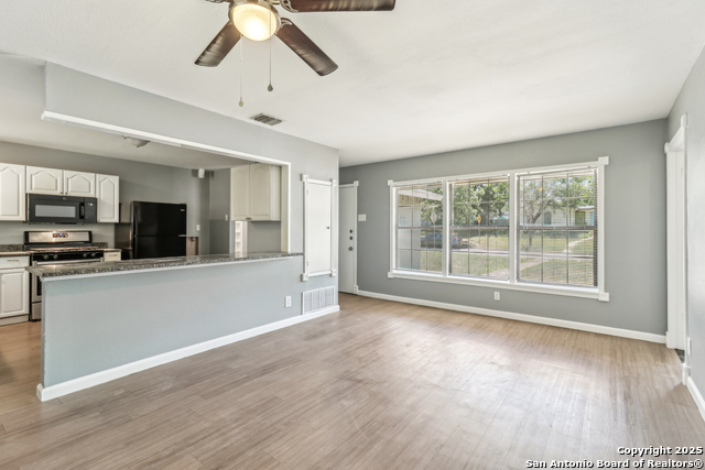 Listing photo id 6 for 2415 Spicewood
