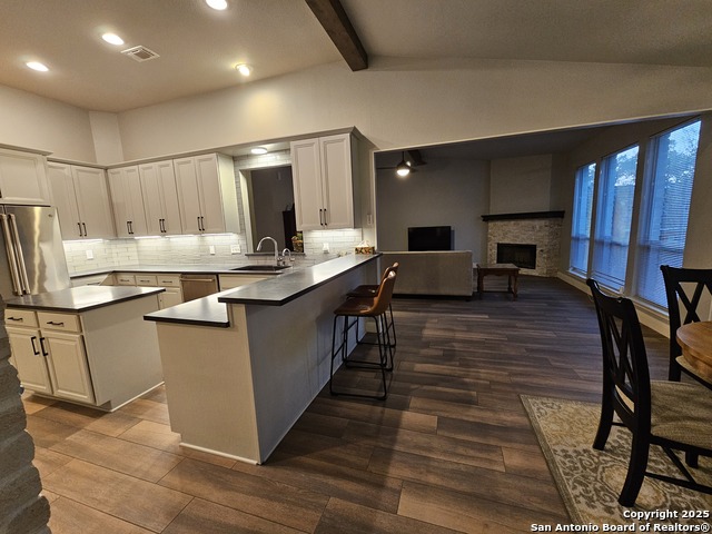 Listing photo id 8 for 607 San Dizier