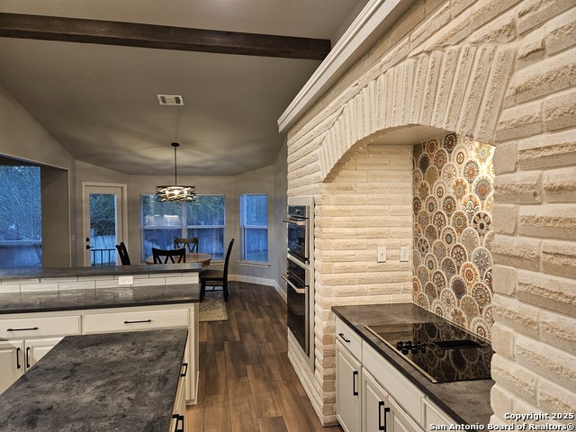 Listing photo id 10 for 607 San Dizier