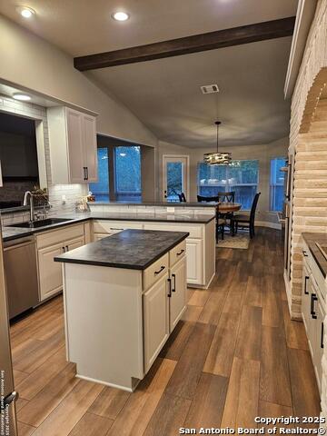 Listing photo id 14 for 607 San Dizier