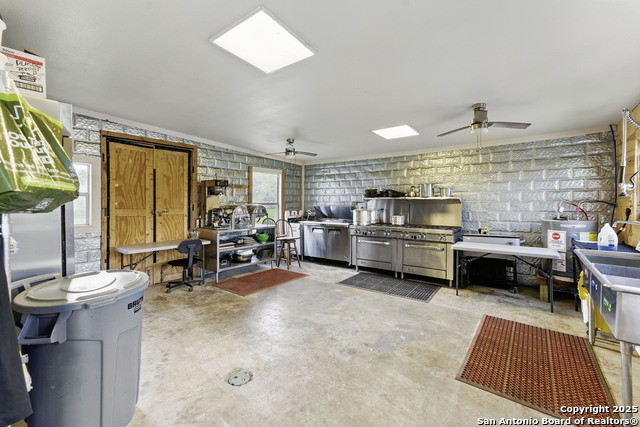 Listing photo id 32 for 7250 Fm 306