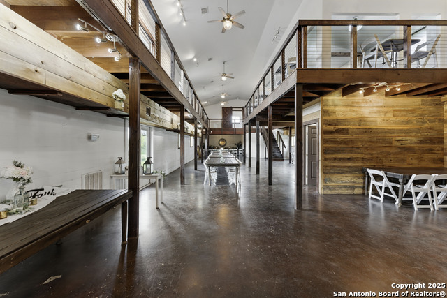 Listing photo id 34 for 7250 Fm 306