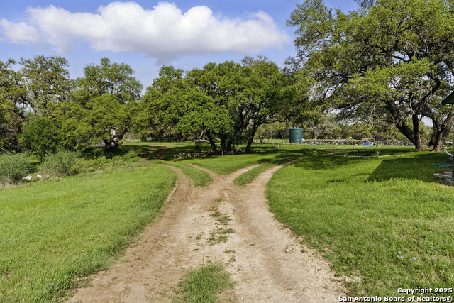Listing photo id 10 for 7250 Fm 306