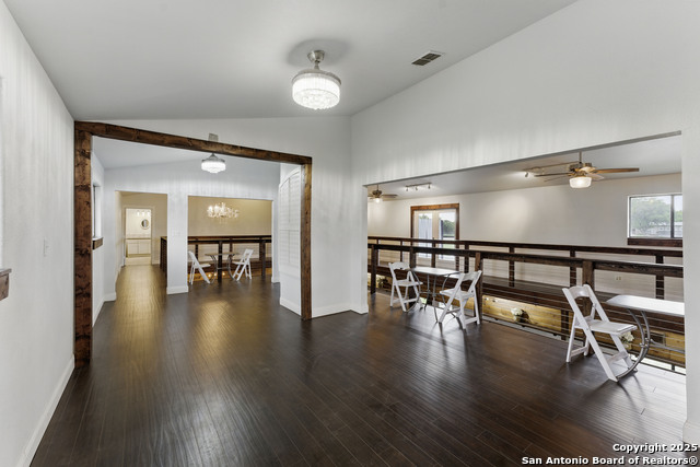 Listing photo id 16 for 7250 Fm 306