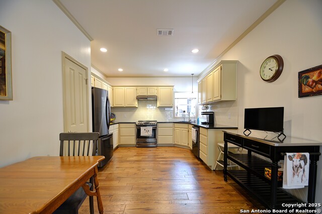 Listing photo id 10 for 215 Canyon Creek