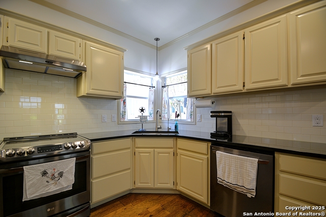 Listing photo id 11 for 215 Canyon Creek