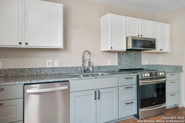 Listing photo id 8 for 3422 Quintana Trl