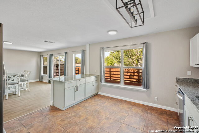 Listing photo id 5 for 3422 Quintana Trl