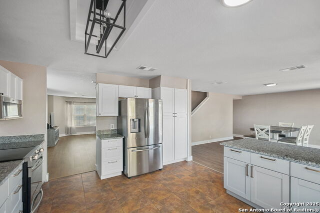 Listing photo id 6 for 3422 Quintana Trl