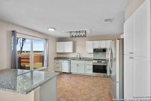 Listing photo id 7 for 3422 Quintana Trl