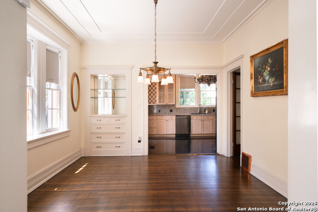 Image 17 of 53 For 228 Mulberry Ave W