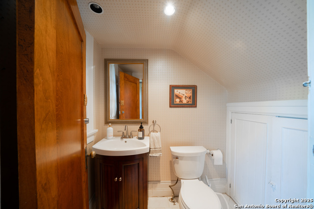 Image 25 of 53 For 228 Mulberry Ave W