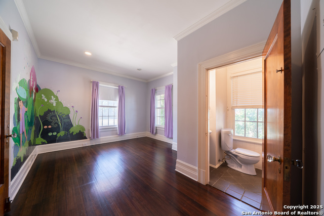 Image 31 of 53 For 228 Mulberry Ave W