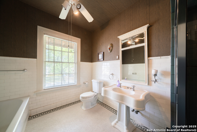 Image 32 of 53 For 228 Mulberry Ave W