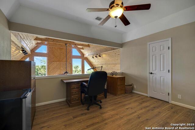 Listing photo id 10 for 471 Edge Hill