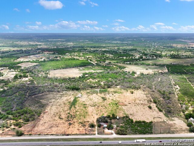 Listing photo id 8 for 17171 Interstate 35