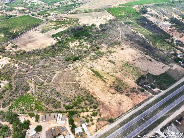 Listing photo id 9 for 17171 Interstate 35