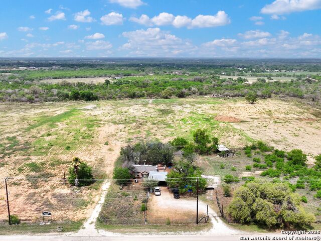 Listing photo id 10 for 17171 Interstate 35