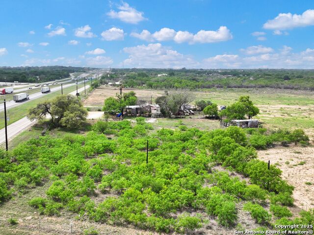 Listing photo id 11 for 17171 Interstate 35