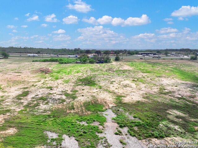 Listing photo id 14 for 17171 Interstate 35