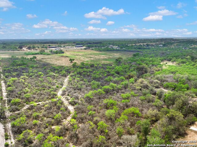 Listing photo id 15 for 17171 Interstate 35