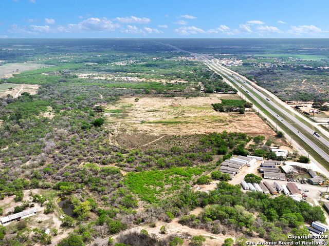 Listing photo id 16 for 17171 Interstate 35