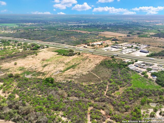 Listing photo id 0 for 17171 Interstate 35