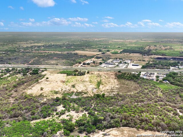 Listing photo id 1 for 17171 Interstate 35