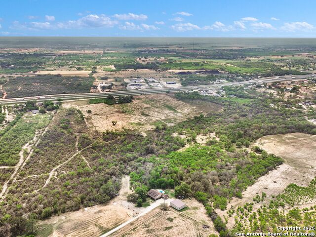 Listing photo id 2 for 17171 Interstate 35