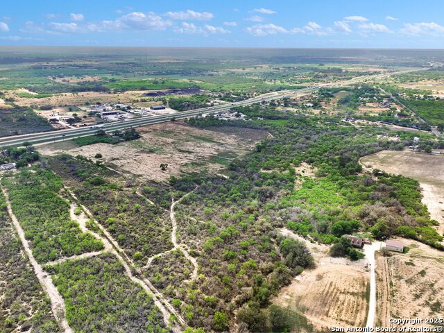 Listing photo id 3 for 17171 Interstate 35